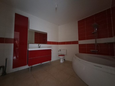 annonces-locatif-salle-de-bain-cour-et-buis.jpg