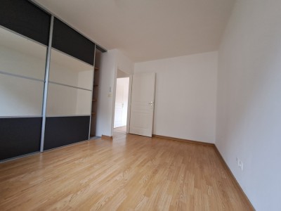 immobilier-locatif-chambre-cour-et-buis.jpg