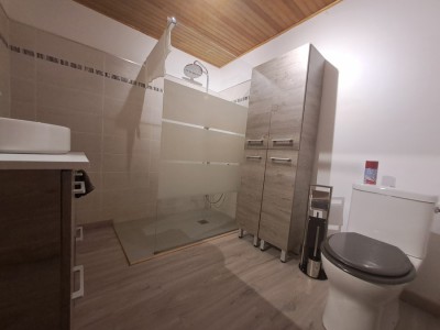 maison-de-village-saint-pierre-de-boeuf-salle-de-bain.jpg
