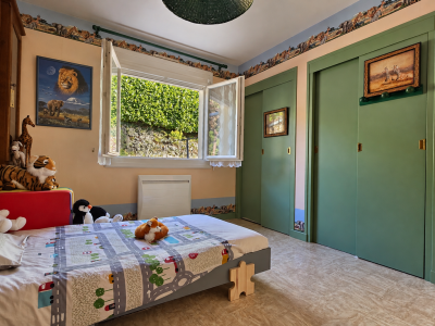 Maison à vendre avec séjour lumineux et cheminée.png