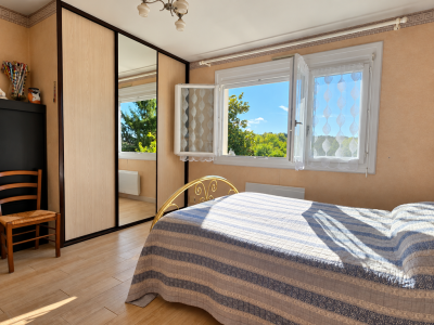 Maison avec jardin arboré et vue campagne à vendre.png